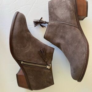 Vionic Women's Gray Suede Ankle Boots size 8 like new